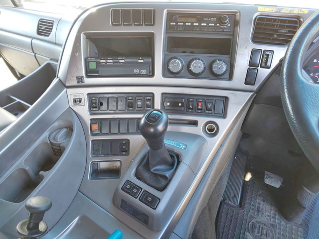 UDトラックスクオントレーラーヘッド（トラクターヘッド）大型（10t）[写真31]