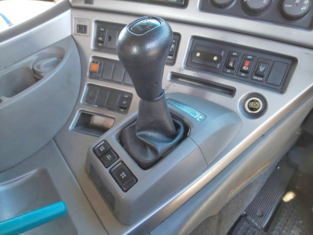 UDトラックスクオントレーラーヘッド（トラクターヘッド）大型（10t）[写真32]