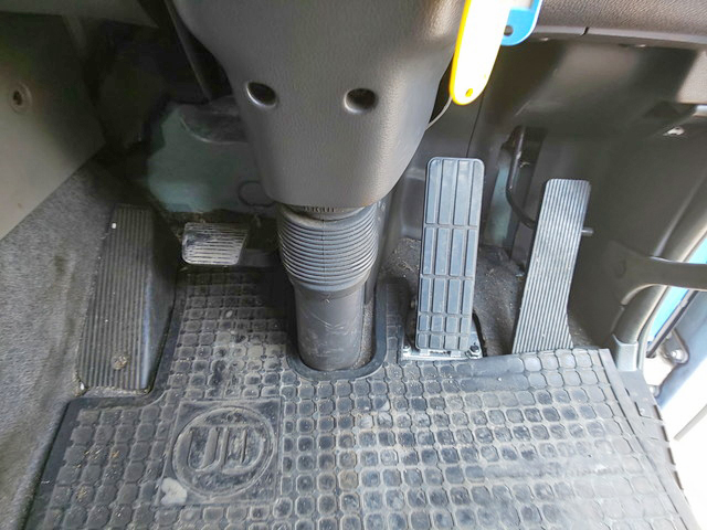 UDトラックスクオントレーラーヘッド（トラクターヘッド）大型（10t）[写真33]