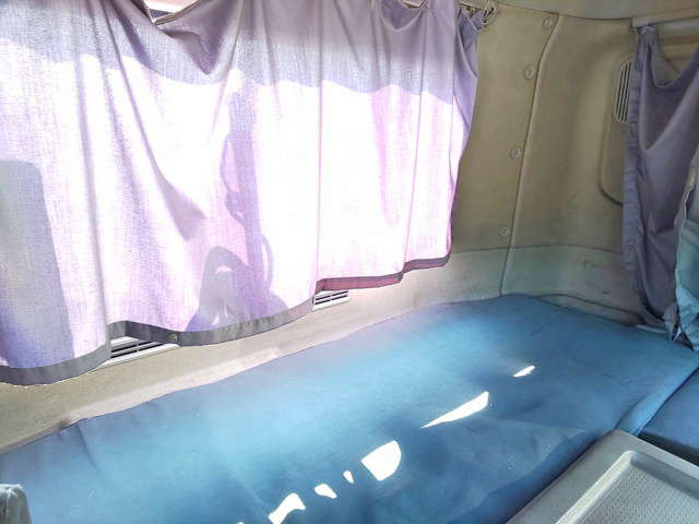 UDトラックスクオントレーラーヘッド（トラクターヘッド）大型（10t）[写真36]