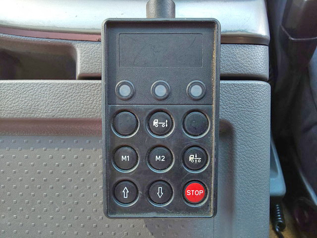 UDトラックスクオントレーラーヘッド（トラクターヘッド）大型（10t）[写真38]