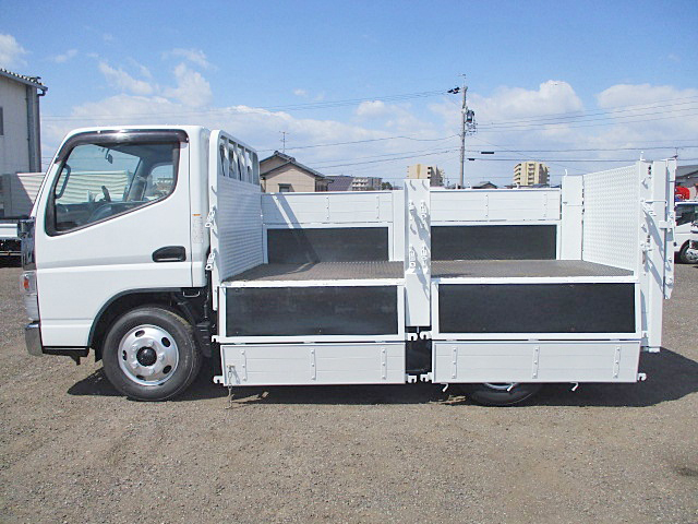 三菱ふそうキャンター平ボディ小型（2t・3t）[写真09]