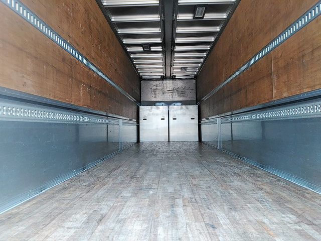 いすゞギガアルミウイング大型（10t）[写真12]