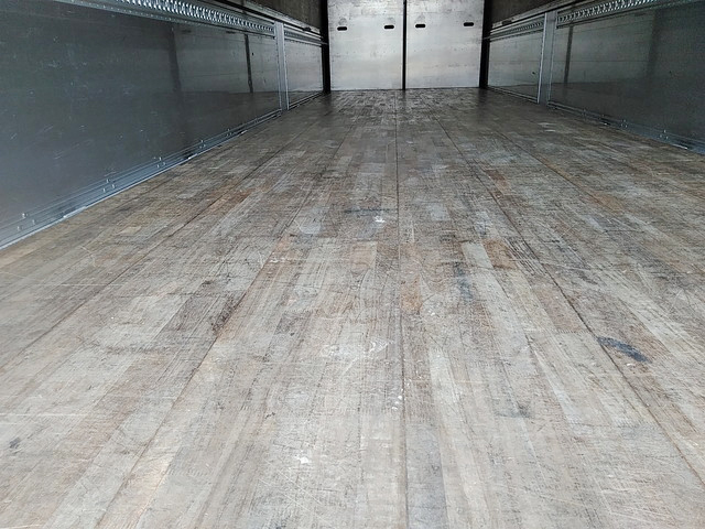 いすゞギガアルミウイング大型（10t）[写真16]