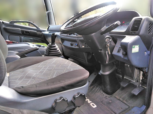 日野レンジャー幌ウイング中型（4t）[写真15]