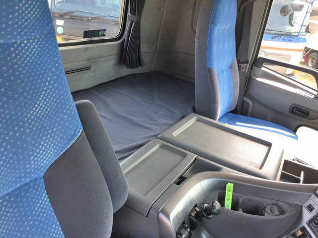 UDトラックスクオントレーラーヘッド（トラクターヘッド）大型（10t）[写真32]