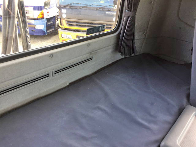 UDトラックスクオントレーラーヘッド（トラクターヘッド）大型（10t）[写真33]