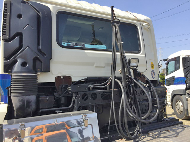 UDトラックスクオントレーラーヘッド（トラクターヘッド）大型（10t）[写真08]