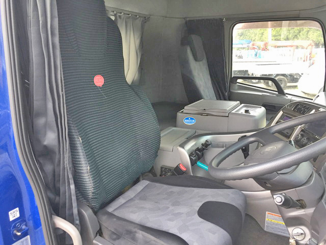 UDトラックスクオントレーラーヘッド（トラクターヘッド）大型（10t）[写真29]