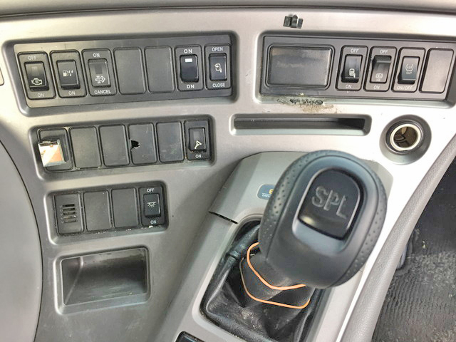 UDトラックスクオントレーラーヘッド（トラクターヘッド）大型（10t）[写真37]