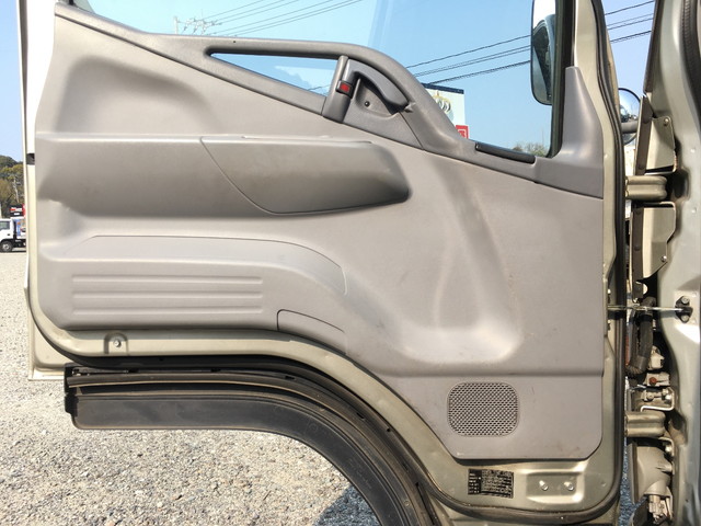 三菱ふそうキャンター平ボディ小型（2t・3t）[写真26]