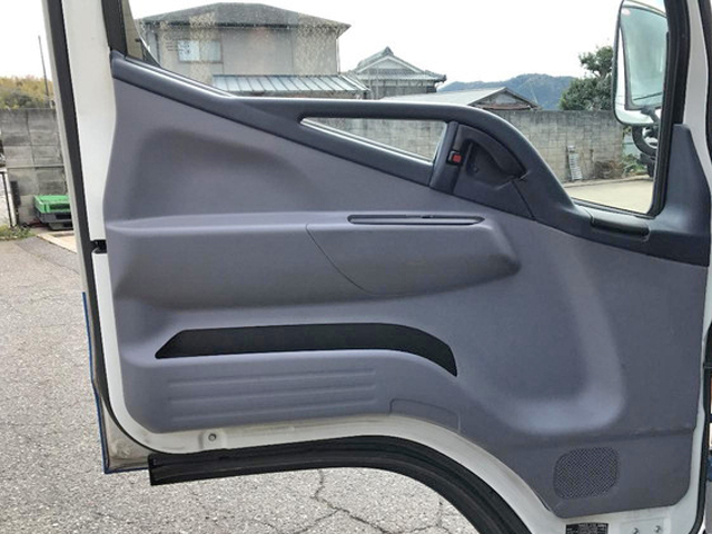 三菱ふそうキャンター平ボディ小型（2t・3t）[写真22]