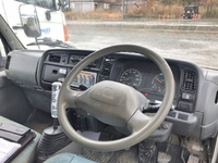 三菱ふそうキャンター平ボディ小型（2t・3t）[写真16]