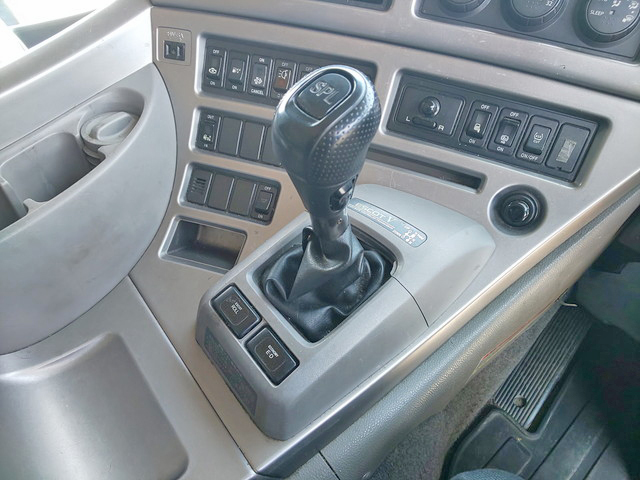 UDトラックスクオンアルミウイング大型（10t）[写真34]