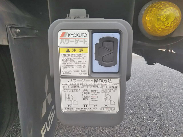 三菱ふそうキャンター平ボディ小型（2t・3t）[写真16]