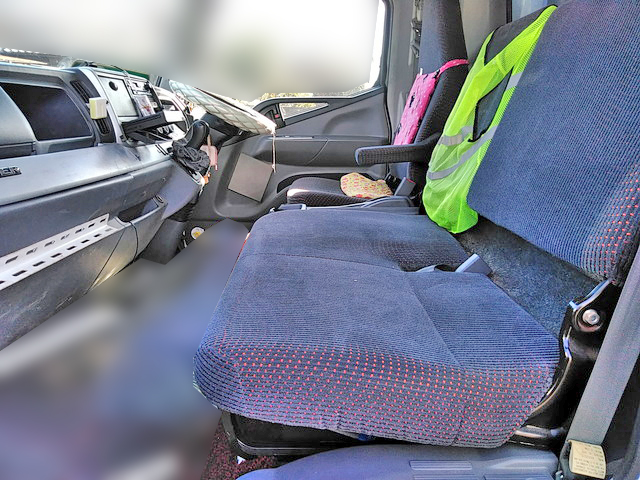 三菱ふそうキャンターアルミウイング小型（2t・3t）[写真32]