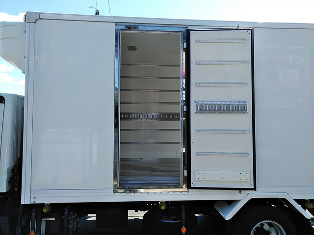 三菱ふそうキャンター冷凍車（冷蔵車）小型（2t・3t）[写真05]