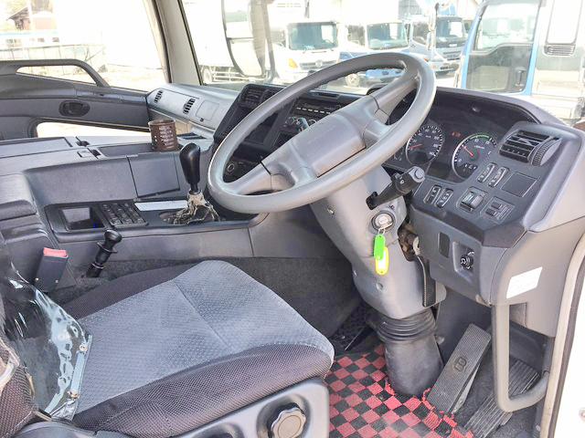 三菱ふそうスーパーグレートアルミウイング大型（10t）[写真32]