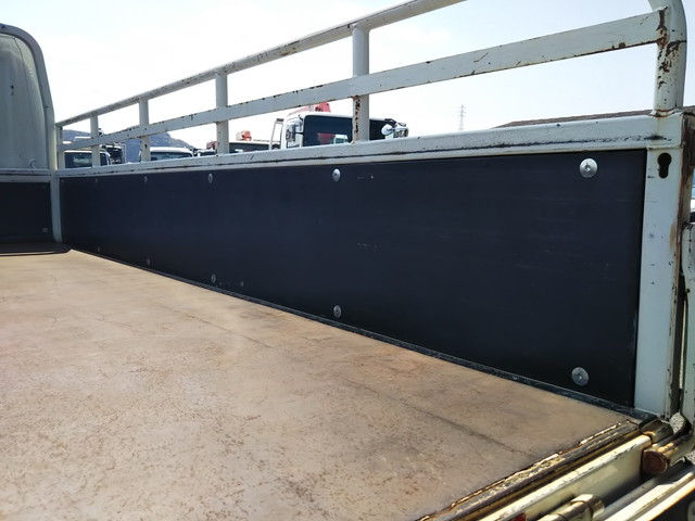 三菱ふそうキャンター平ボディ小型（2t・3t）[写真16]