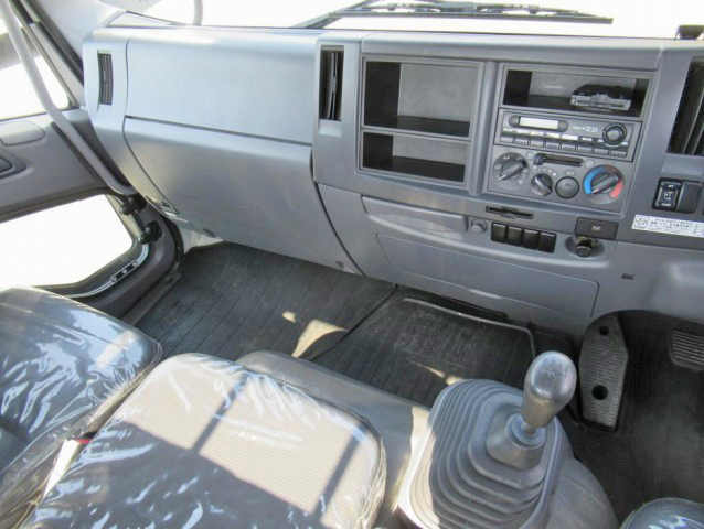 いすゞフォワード平ボディ中型（4t）[写真38]