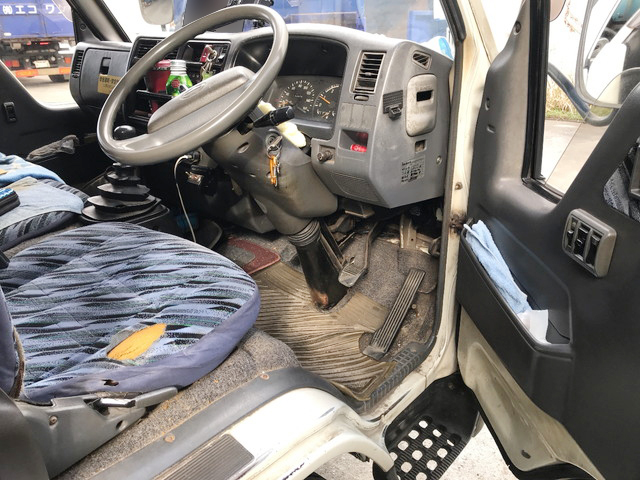 日野レンジャー平ボディ小型（2t・3t）[写真17]