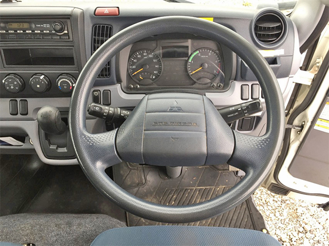 三菱ふそうキャンター平ボディ小型（2t・3t）[写真32]