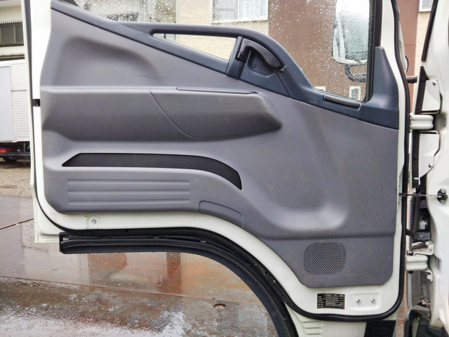 三菱ふそうキャンター平ボディ小型（2t・3t）[写真27]