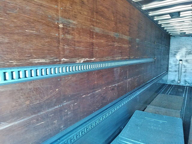 いすゞギガアルミウイング大型（10t）[写真12]