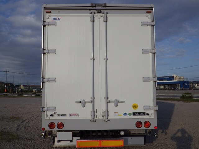 いすゞフォワードアルミウイング増トン（6t・8t）[写真02]