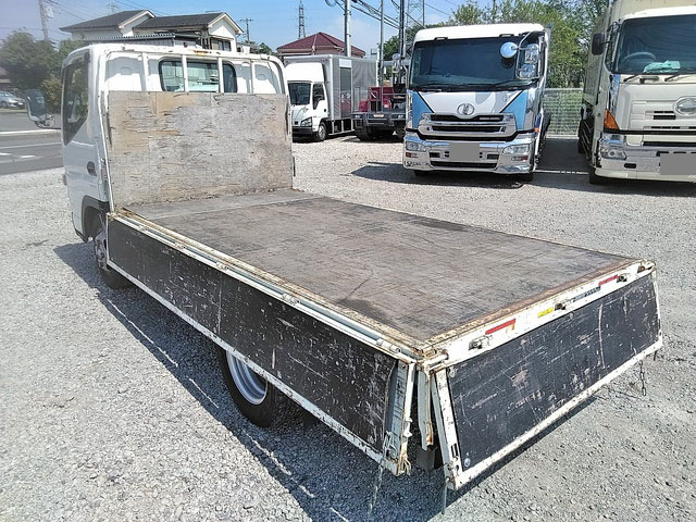 三菱ふそうキャンター平ボディ小型（2t・3t）[写真16]