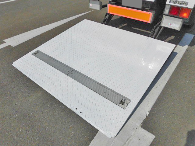 三菱ふそうキャンターアルミバン小型（2t・3t）[写真13]