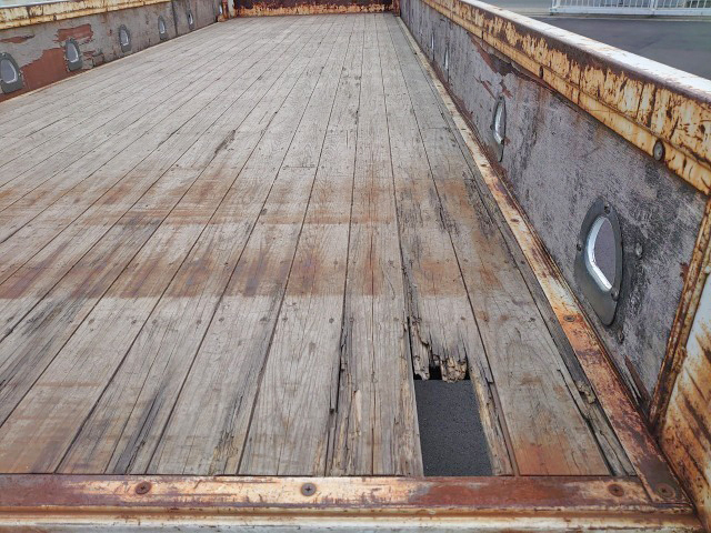 UDトラックスコンドル平ボディ中型（4t）[写真10]