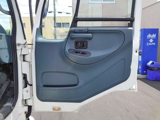 UDトラックスコンドル平ボディ中型（4t）[写真26]