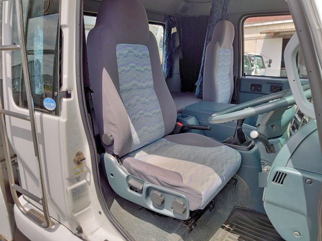 UDトラックスコンドル平ボディ中型（4t）[写真28]