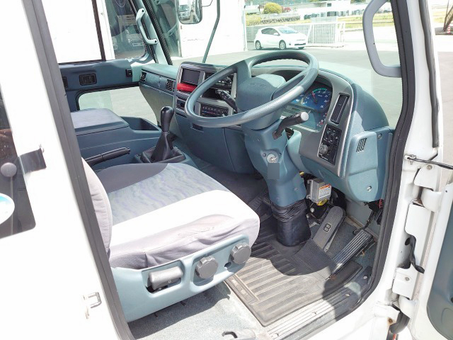 UDトラックスコンドル平ボディ中型（4t）[写真29]