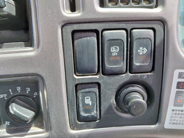 UDトラックスコンドル平ボディ中型（4t）[写真34]