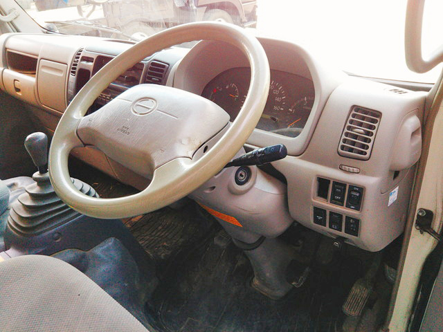 日野デュトロ幌ウイング小型（2t・3t）[写真28]