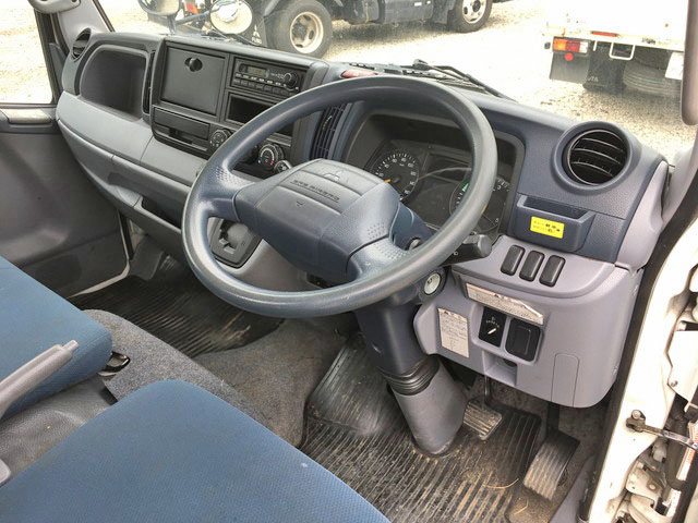 三菱ふそうキャンター平ボディ小型（2t・3t）[写真30]