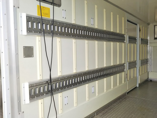 いすゞエルフ冷凍車（冷蔵車）小型（2t・3t）[写真13]