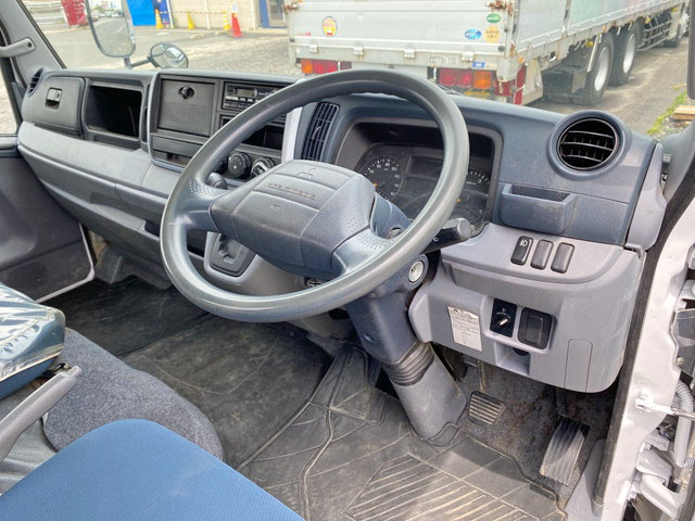 三菱ふそうキャンター平ボディ小型（2t・3t）[写真30]