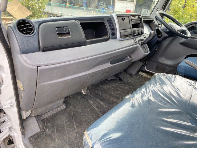 三菱ふそうキャンター平ボディ小型（2t・3t）[写真32]