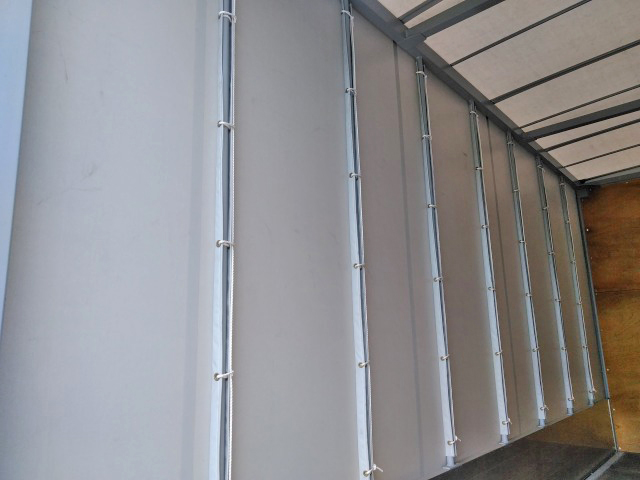 いすゞエルフカーテン車小型（2t・3t）[写真10]