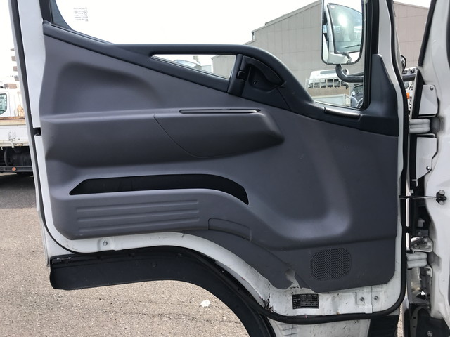 三菱ふそうキャンター平ボディ小型（2t・3t）[写真18]