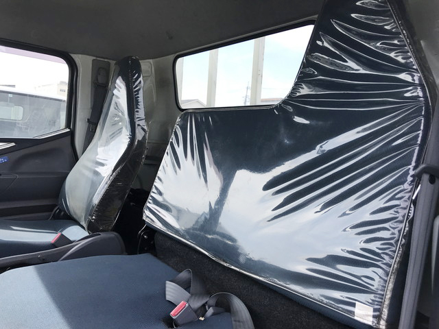 三菱ふそうキャンター平ボディ小型（2t・3t）[写真20]