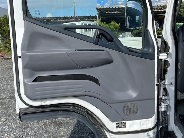 三菱ふそうキャンター平ボディ小型（2t・3t）[写真24]