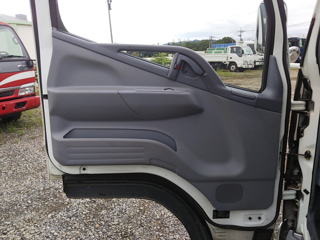 三菱ふそうキャンターガッツ平ボディ小型（2t・3t）[写真29]