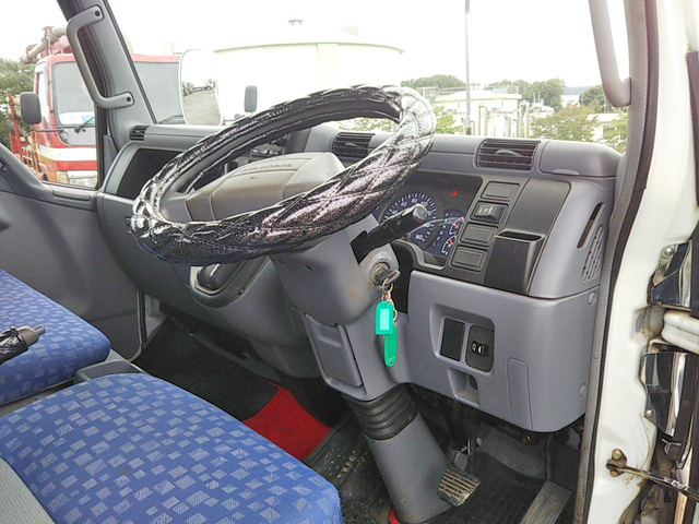 三菱ふそうキャンターガッツ平ボディ小型（2t・3t）[写真32]