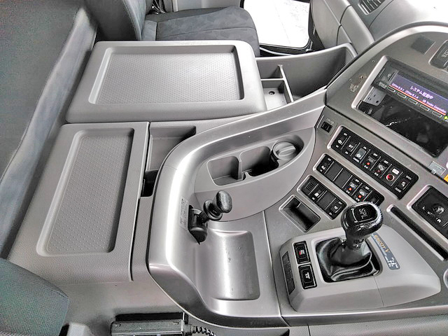 UDトラックスクオンアルミウイング大型（10t）[写真33]