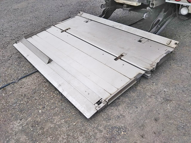 いすゞギガアルミウイング大型（10t）[写真21]