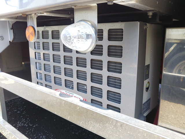 三菱ふそうキャンター冷蔵冷凍ウイング小型（2t・3t）[写真12]